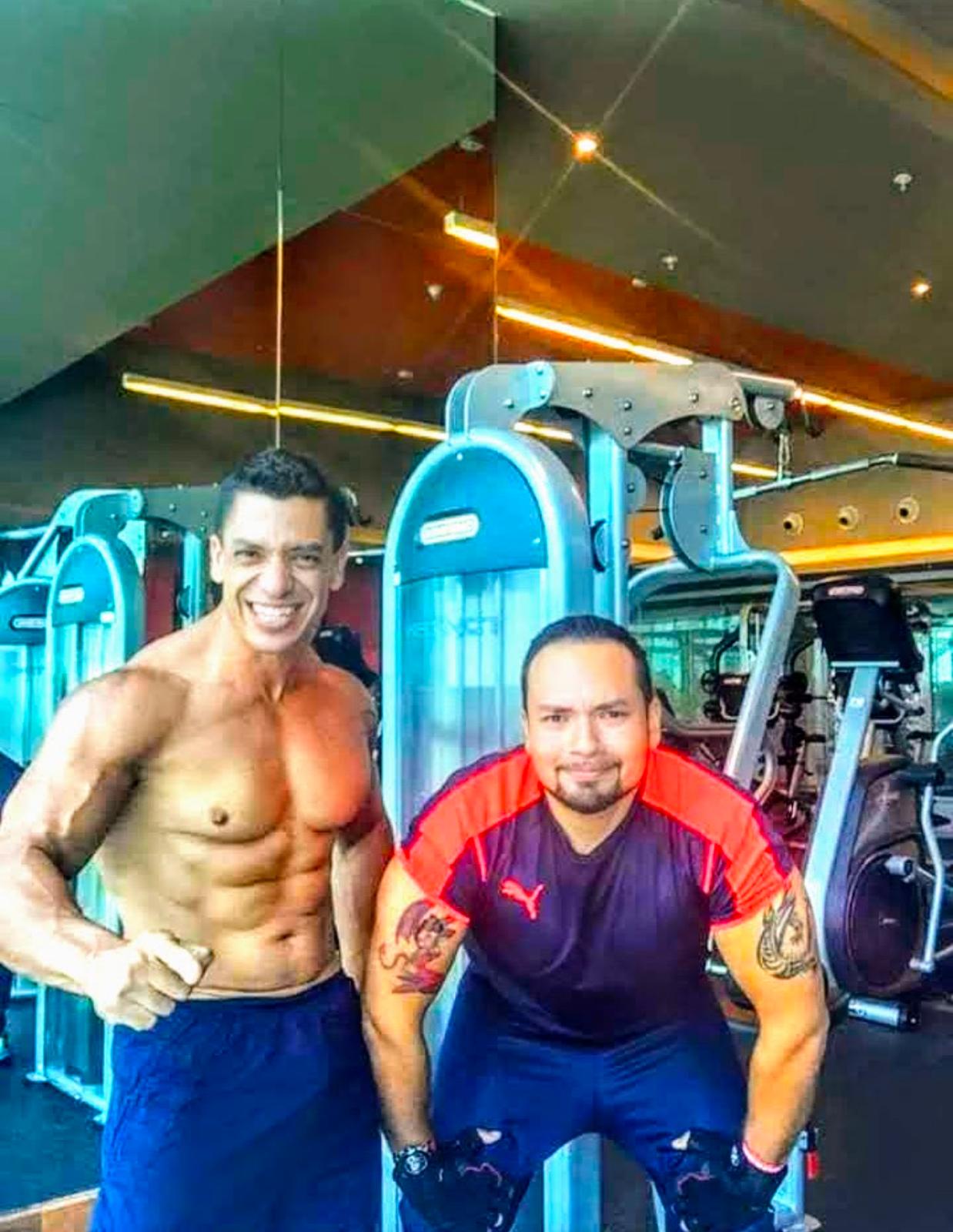 Pedro Dávila entrenando junto a un cliente
